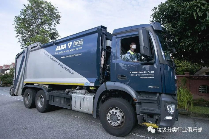 ▶后置装载垃圾车停在路上（来源：NEA）