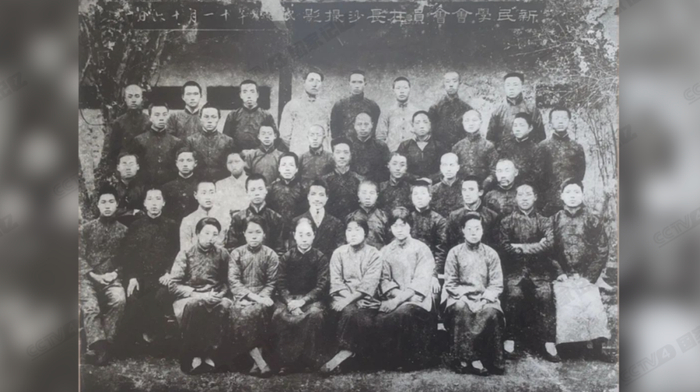 图：1919年11月16日，新民学会部分会员在长沙周南女校合影，毛泽东在后排左四