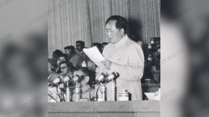 图：1956年9月15日，毛泽东在党的八大上致开幕词
