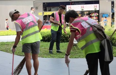 ▶穿着写着“我是垃圾虫”字样的人在街道边或特定地点强制执行清洁劳改，这些人被称为“垃圾虫”