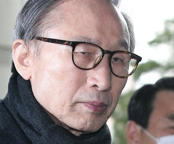 李明博出庭接受二审宣判，韩国大法院判处李明博有期徒刑17年图片来源：韩国《中央日报》