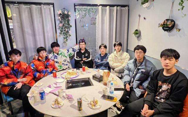 战队成员为队内好兄弟郑佳威（ID：麋鹿）庆生。受访者供图