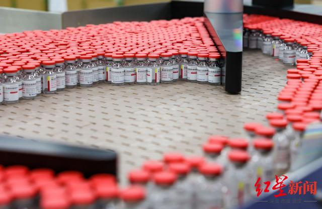 ▲上药康希诺生产线上的新冠疫苗。图据新华社