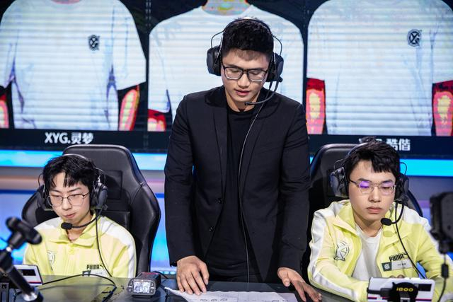 XYG主教练杨鑫（中）。受访者供图