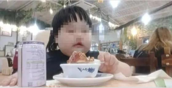 3岁女童佩琪的视频最后被平台封禁      图片来自 北京日报微信公号