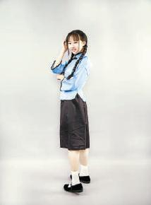 ▲黑裙配白袜，是民国年轻女性的标准装扮。