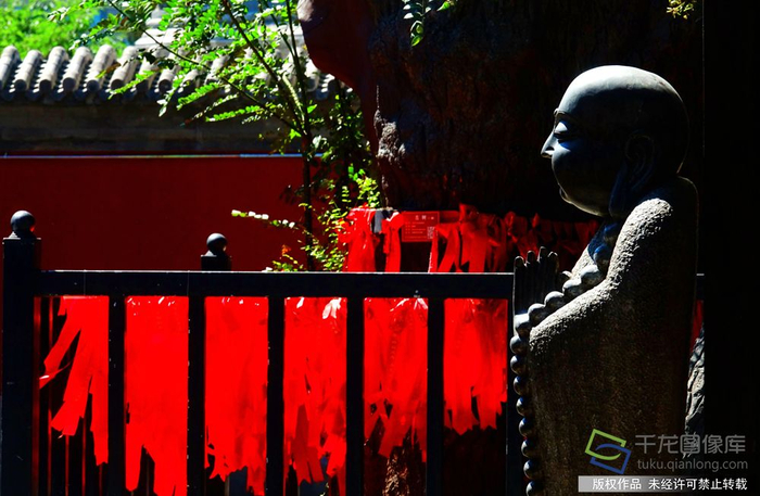 燃灯佛塔东南侧有三座庙宇，原名三教庙，由文庙（亦称学宫）、佑胜教寺（俗称塔庵）、紫清宫（俗称红孩儿庙）组成，寺庙与西侧的燃灯佛舍利塔形成“三庙一塔”的古建筑群。闫立军摄