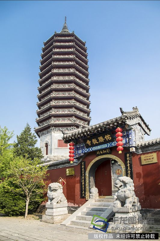 站在塔底仰望，只见宝塔层层叠叠伸向苍穹，塔上斗拱飞檐，相轮、仰月、宝珠相映成趣，神佛砖像惟妙惟肖。值得称道的是，塔身飞檐共悬2000余枚风铃，清风拂来，叮铃悦耳。王秀敏摄