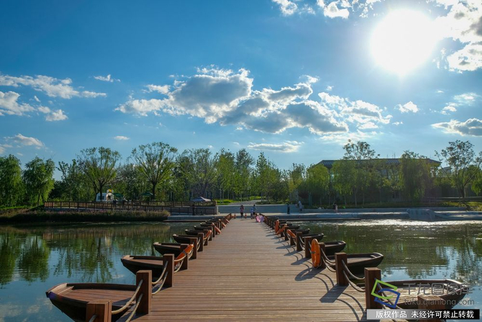 绿心公园中有多处水系景观，通过雨水、运河道、景观湖、植草沟达成水系的汇集和传输，总聚水面积高达105万立方米，即使遇到很大的洪涝也不会外排，充分发挥了城市海绵体的作用。刘奇江摄