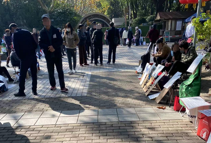 聚在一起的爷叔阿姨们的团体非常多