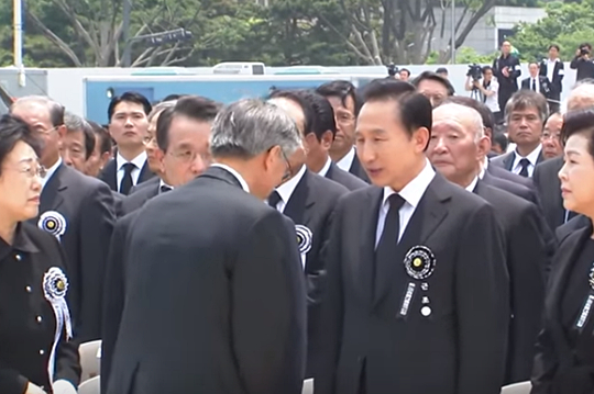 文在寅向李明博道歉 图自韩媒