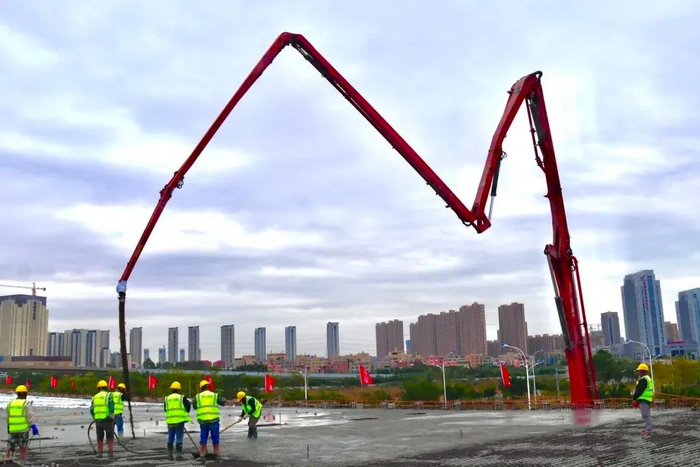 翔安大桥A4标段箱梁浇筑施工现场。（本组图/中铁十七局 提供）