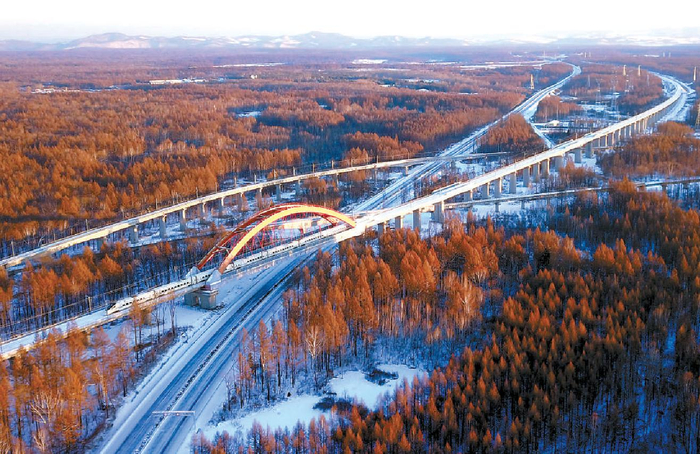 试运行期间，高铁列车穿行在沈佳高铁白敦段沿途的长白山风景区林海中（12月2日摄，无人机照片）。 新华社发（刘慎库摄）