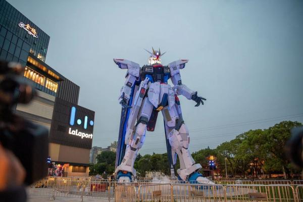 啦啦宝都商场门口18米高的自由高达立像