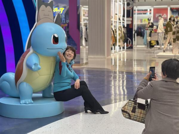 松江印象城中，与精灵杰尼龟合影的顾客