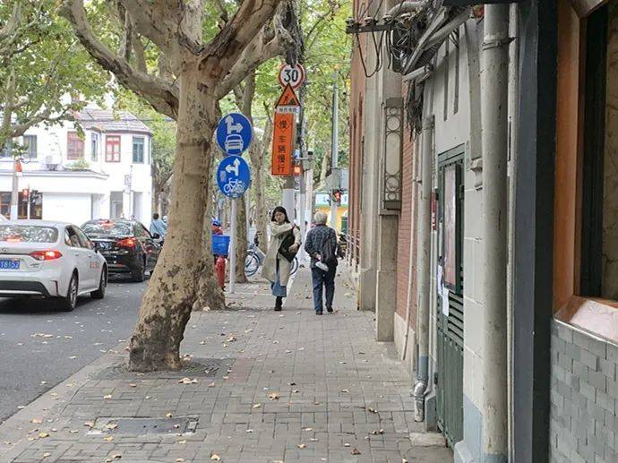 这位83岁的阿婆，经常来巨鹿路这家盒饭点单独买些小菜回去