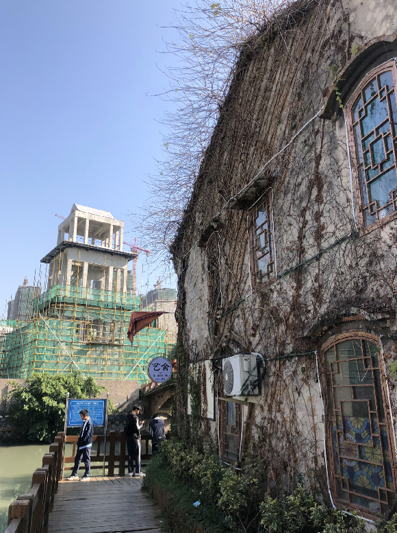 改造中的梧田老街。蒋文广/摄