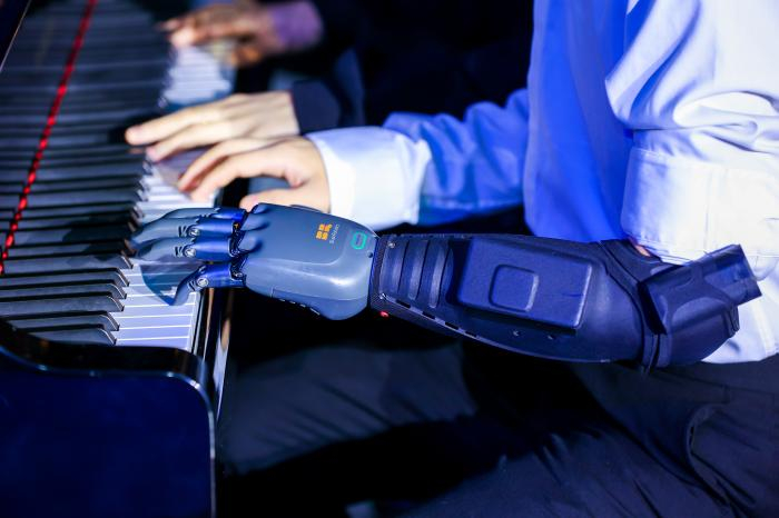 BrainRobotics智能仿生手弹钢琴