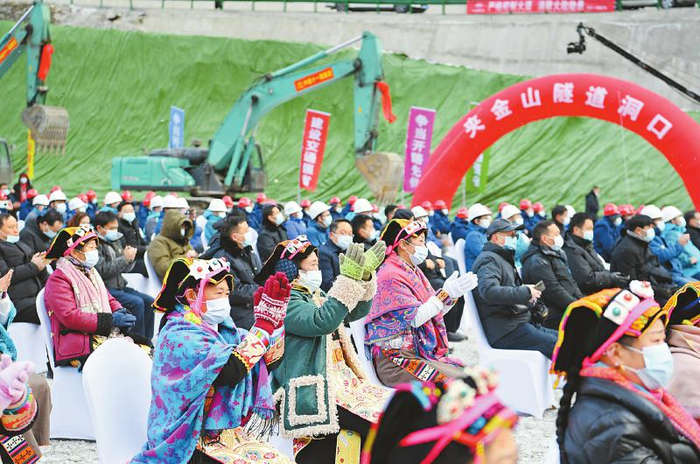 12月26日，夹金山隧道开工仪式现场。记者 田为 摄