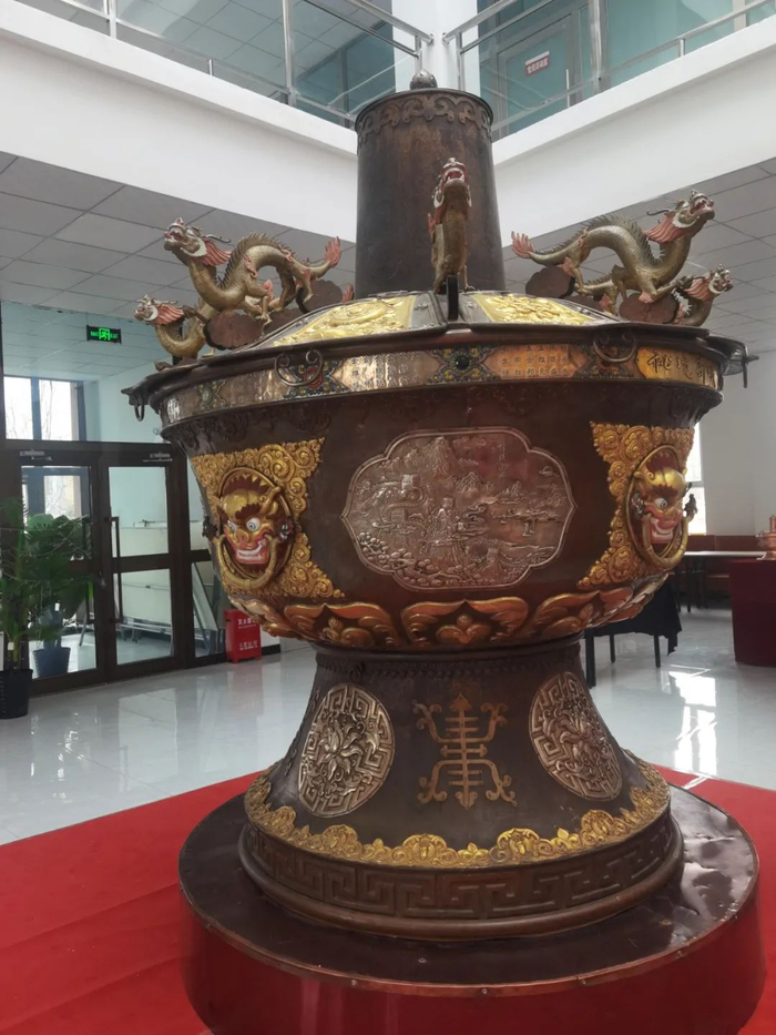 湟中特大暖锅是湟中银铜器的代表性工艺品之一，由 72名银铜器工匠用时70天完成，暖锅镶嵌有多种宝石，采用了湟中银铜器及鎏金技艺几乎所有传统工艺。经济日报记者石晶摄