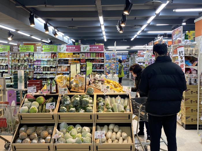 台北民众在超市采购商品。新华社记者徐瑞青 摄