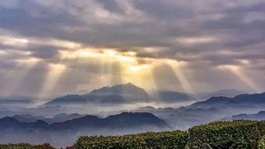 云海中的丁达尔现象。（资料照片）