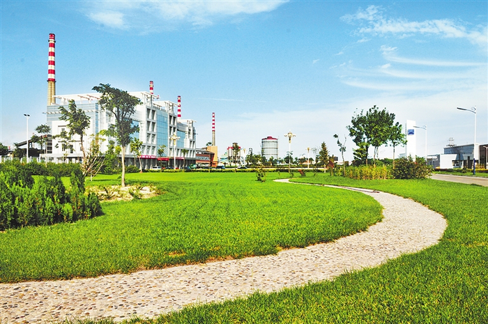     作为开滦煤化工板块中低碳绿色循环产业链重要一环，唐山中润煤化工有限公司如今绿草如茵，成为开滦集团实现“绿色转身”的缩影。    河北日报通讯员 周慧娟摄