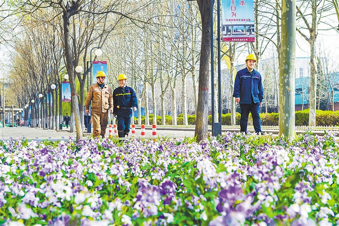     近年来，开滦集团东欢坨矿业分公司通过环境治理，使厂区变得满是绿意。春暖花开时，员工行走在厂区内，仿佛走进了大花园。河北日报通讯员 郭洁清摄