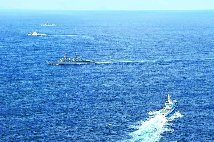 日本海上保安厅和自卫队的舰艇22日在伊豆诸岛模拟“防卫钓鱼岛”演习。小图为我钓鱼岛资料图。