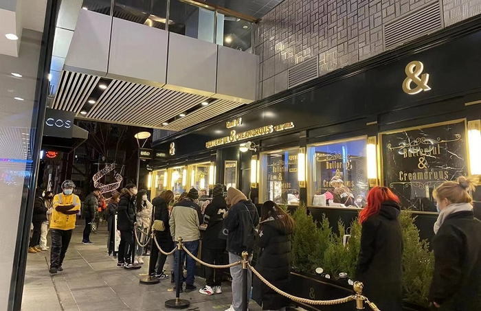 B＆C门店前，消费者排队等候进入。