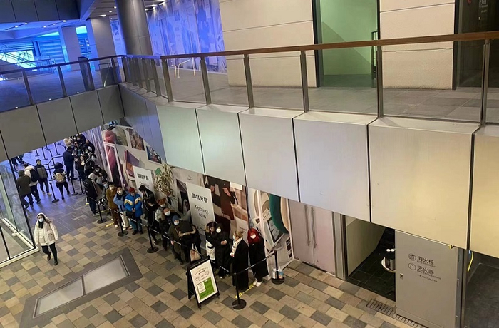 B＆C排队顾客较多，已分区等待入场。