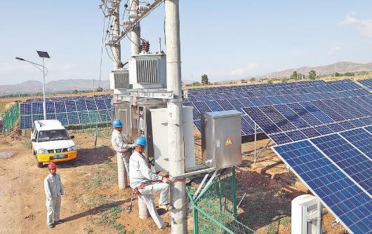 国网冀北电力运维人员在分布式光伏台区安装调试HPLC产品。陆鑫 摄