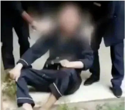 出事后父亲张波假装悲痛欲绝。图片来源：视频截图