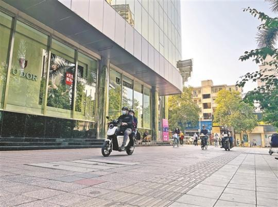 不少电动自行车行驶在人行道上 