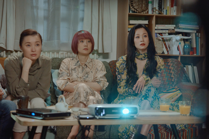 片中有很多三个女人一台戏场面。