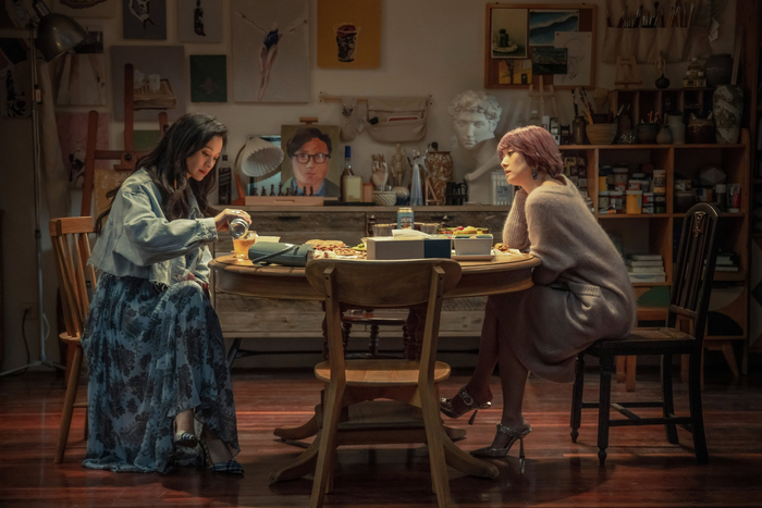 格洛瑞亚和李小姐惺惺相惜。