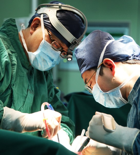 虞先濬团队正在进行手术。（复旦肿瘤医院供图）