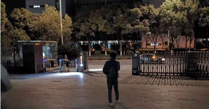 攻坚组人员深夜加班后返回驻地。