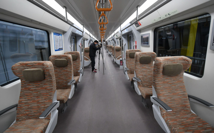 列车上安装了独立座椅，方便换乘大兴机场线的航空旅客携带大件行李。新京报记者 王贵彬 摄