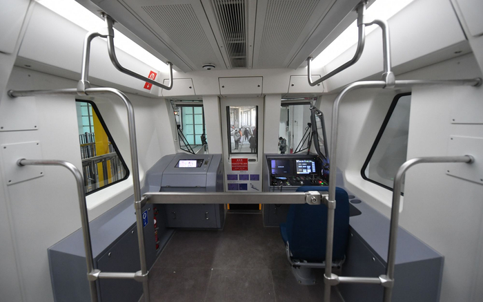 列车驾驶室采用开放式设计。新京报记者 王贵彬 摄