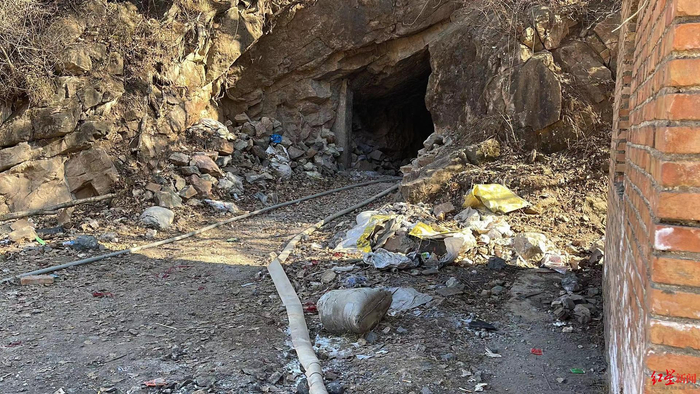 ▲绛县6人盗采金矿洞口 现场人士供图