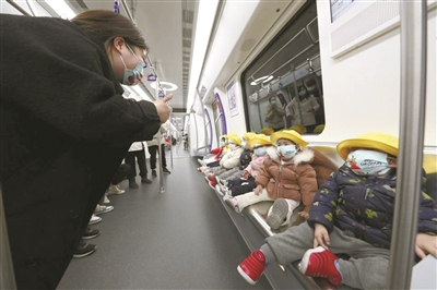     昨日，小朋友乘坐地铁5号线。记者 张培坚 摄