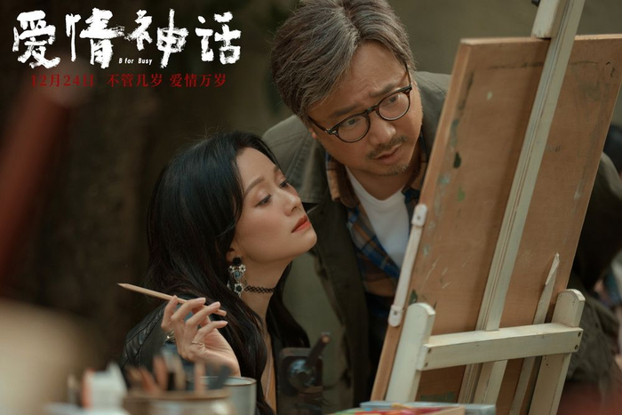 老白正在教格洛瑞亚绘画。