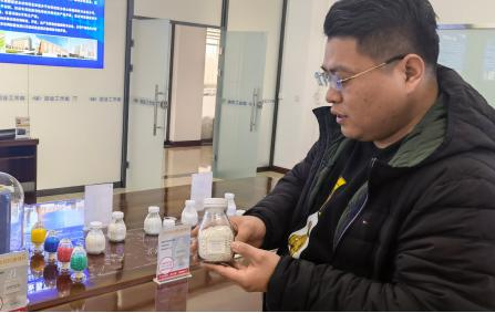 博创纳米材料科技公司高管郭英鹏在展示公司研发的纳米级的氧化锌。 新京报贝壳财经记者 白华兵 摄