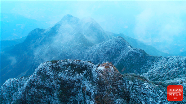 风掀晴空作顽冷，雪欲成冰漫翠岭。（福建省尤溪县纪委监委供 陈明宇 摄）