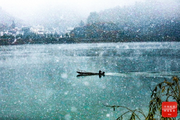 雪满龙山望五湖，渔舟沙步晚招呼。（杭州市纪委监委供 吴祥丰 摄）