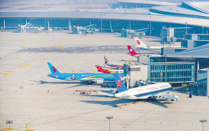 参与试飞的6架飞机全部停靠在成都天府国际机场T1航站楼