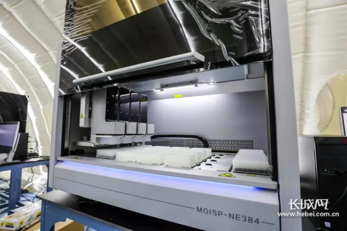 首次亮相的MGISP-NE384全自动核酸提取纯化仪。