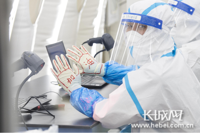 “火眼”实验室的实验员为石家庄加油。长城网记者 许付磊 摄