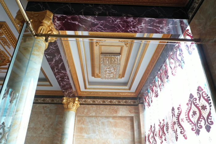 “1号套房”卫生间浴缸对应的天花板效果。4层叠加的吊顶及毫不吝啬的鎏金铺排，层层叠加，躺在浴缸中，看着如此奢华的天花板装饰，富贵感倍增。 《等深线》记者 程维 摄